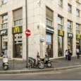 Il ristorante riapre nella piazza milanese che ha visto la nascita del fenomeno dei paninari, portando in anteprima le innovazioni che segneranno la svolta di McDonald’s. Da fast food a […]