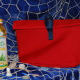 Fresh lunchbag iso M una piccola borsa termica, elegante che mantiene caldo o freddo il pranzo o la merenda. La chiusura è facilitata dalla presenza del velcro e il nastrino […]