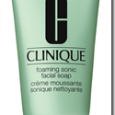 Clinique – Foaming Sonic Facial Soap, una nuova formula arricchisce la prima fase del Sistema in 3 Fasi. Per una pelle davvero stupenda. Prezzo consigliato al pubblico € 23,80 – […]